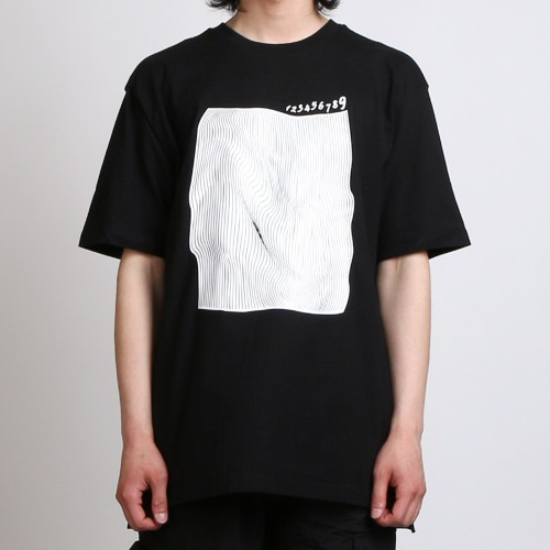 [100% 오가닉] ILLUSION WAVE LINE GRAPHIC 반팔 티셔츠 BLACK-비보트